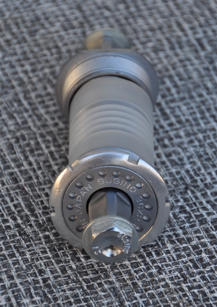Italian thread Sugino Mighty Competition drilled 70 x 129 bottom bracket JIS NEW