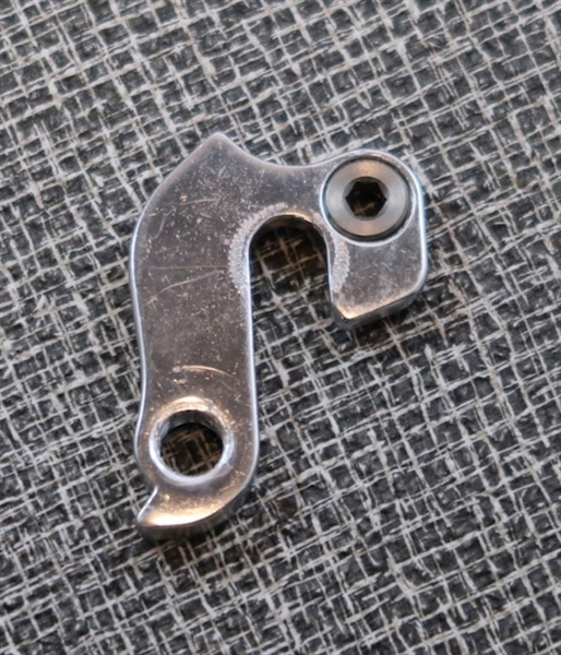 aluminum rear derailleur hanger w/ mounting mounting bolt