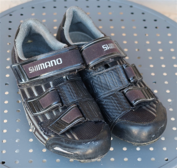 US 9/EU 43 Shimano SH-R151 mens road shoe