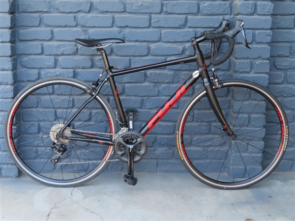 52cm Fuji Sportif LE Aluminum Shimano 105 11 Speed Road Bike